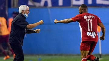 QUI01. MANTA (ECUADOR), 03/05/2022.- Edwar López (d) celebra junto al técnico Julio Avelino Comesaña de Deportivo Independiente Medellín el primer gol anotado al 9 de Octubre de Ecuador, hoy en un partido de la Copa Sudamericana en el estadio Jocay de Manta (Ecuador) . EFE/Ariel Ocho
