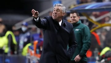 Carlo Ancelotti da instrucciones a sus jugadores en el Sheriff Tiraspol-Real Madrid de Champions.