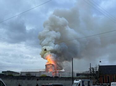 La antigua bolsa de Copenhague se construyó entre finales del XVI y principios del XVII por orden del monarca Christian IV. hasta mediados del siglo XIX el edificio fue escenario de negociaciones y transacciones comerciales.