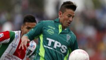 El delantero Roberto Gutiérrez controla el balón ante un defensor de Palestino.