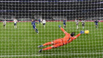 LONDON, ENGLAND - FEBRUARY 04: Jorginho of Chelsea scores their team's first goal from the penalty spot past Hugo Lloris of Tottenham Hotspur during the Premier League match between Tottenham Hotspur and Chelsea at Tottenham Hotspur Stadium on Februa