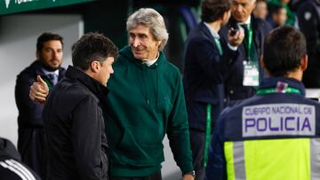Manuel Pellegrini se saluda con Medina.