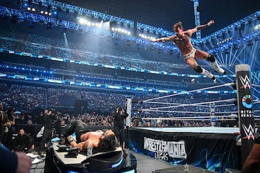 CM Punk en acción contra Roman Reigns durante WrestleMania 42.