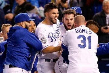 En un maratoniano encuentro que superó las cinco horas de partido y llegó a las catorce entradas, el primera base Eric Hosmer mandó feliz a todos los aficionados de los Royals con su globo de sacrificio, adelantando a Kansas City en las series.