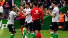 Tienza sustituye a Juergen, mientras Satrústegui espera su turno, todos jugadores del Racing frente al Eibar.