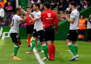 Tienza sustituye a Juergen, mientras Satrústegui espera su turno, todos jugadores del Racing frente al Eibar.