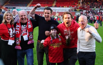 Los actores y propietarios del Wrexham, Rob McElhenney y Ryan Reynolds, con el exfutbolista del Wrexham Mickey Thomas y la directora ejecutiva, Kaleen Allyn, con su padre. El gerente y director de inversiones de la oficina familiar Allyn, Eric Allyn, celebran su ascenso al Championship.