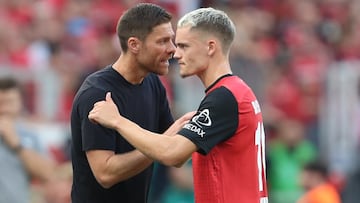 Xabi Alonso y Florian Wirtz, en un partido de la Bundesliga en agosto de 2014.