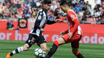 GRAF3363. GIRONA, 31/03/2018.- El defensa del Girona, Aday Benítez (d), disputa el balón contra el centrocampista del Levante, Aleix García (i), durante el partido correspondiente a la jornada 30 de LaLiga celebrado hoy en el Estadio