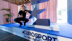 Alberto Contador posa junto al logo de Eurosport.