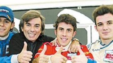 <b>EL FUTURO. </b>Alguesuari posa en el circuito de Jerez con Vallés, izquierda, Porteiro, en el centro y Hernández, a la derecha.