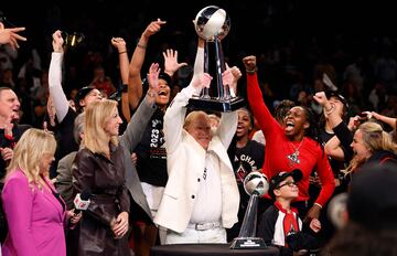 NEW YORK, NEW YORK - OCTOBER 18: Las Vegas Aces owner Mark Davis celebrates with the team after defeating the New York Liberty during Game Four of the 2023 WNBA Finals at Barclays Center on October 18, 2023 in New York City. The Aces defeated the Liberty 70-69.   Sarah Stier/Getty Images/AFP (Photo by Sarah Stier / GETTY IMAGES NORTH AMERICA / Getty Images via AFP)