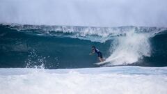 Aritz Aranburu surfeando untubo de derechas con la licra azul durante el Volcom Pipe Pro 2019.