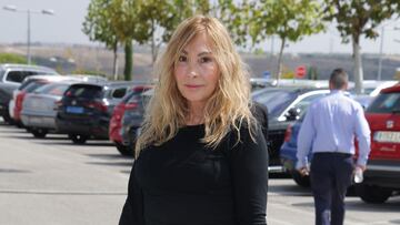 María de Mora a su salida del tanatorio La Paz para despedir a María Teresa Campos.