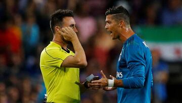 Cristiano se queja al árbitro.