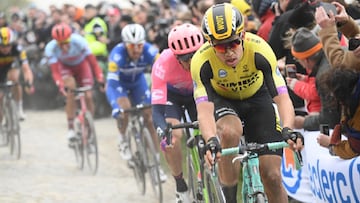 Wout van Aert, en uno de los tramos de pav&eacute;s de la Par&iacute;s-Roubaix.