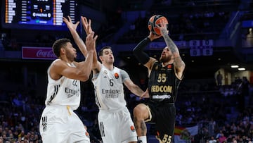 Mike James lanza a canasta ante Edy Tavares y Alberto Abalde, ambos del Real Madrid, durante el partido de la jornada 24 de la Euroliga.