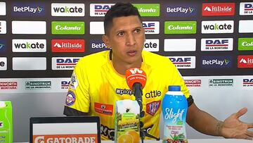 Ramiro Sánchez, arquero de Unión Magdalena, responde a un comentario de un periodista.