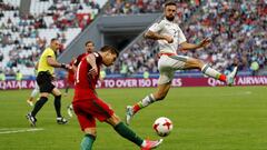 El lateral derecho de Portugal, C&eacute;dric Soares, centrando un bal&oacute;n.