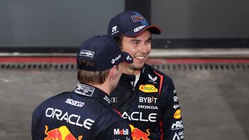 Jeddah (Saudi Arabia), 09/03/2024.- Winner Red Bull Racing driver Max Verstappen of Netherlands (L) and Second placed Red Bull Racing driver Sergio Perez of Mexico, chat after the Formula 1 Saudi Arabia Grand Prix at the Jeddah Corniche Circuit in Jeddah, Saudi Arabia, 09 March 2024. (Fórmula Uno, Países Bajos; Holanda, Arabia Saudita) EFE/EPA/ALI HAIDER
