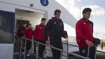 Los jugadores bajan del ferry en Formentera.