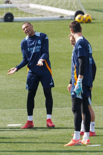 Mbapp, Modric y Courtois, durante el entrenamiento previo al partido de Liga contra Osasuna.