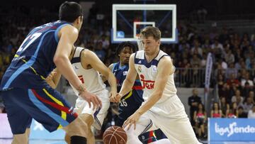 Luka Doncic intenta superar a Giorgi Shermandini.