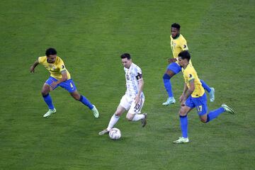 Leo Messi entre Marquinhos y  Lucas Paquetá.