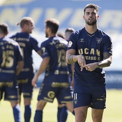 El UCAM sufre, pero sigue en lo más alto