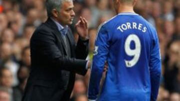 Mourinho da instrucciones a Torres durante un partido.