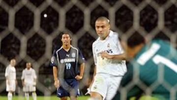 <B>LA VUELTA DE RONIE. </B>Ronaldo no se conformó con el gol de penalti y repitió en el último minuto con una escapada marca de la casa.