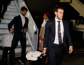 Isco y Bale bajan del avi¨®n en Abu Dabi.