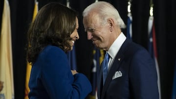 En esta foto de archivo del 12 de agosto de 2020, el exvicepresidente Joe Biden, candidato presidencial dem&oacute;crata, y su compa&ntilde;era de f&oacute;rmula, la senadora Kamala Harris, D-Calif., se cruzan mientras Harris sube al podio para hablar durante un evento de campa&ntilde;a en Escuela secundaria Alexis Dupont en Wilmington, Delaware.