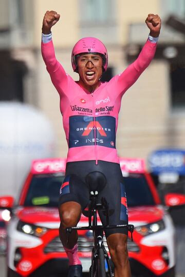 Egan Bernal celebra la victoria en el Giro.