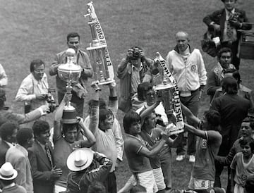 Action photo during the game between America vs Cruz Azul, Guadalupe Velezquez and Joel Andrade/Foto de accin durante el juego America vs Cruz Azul, Campeon de Campeones, Guadalupe Velezquez y Joel Andrade/ 26 -Mayo-1974.