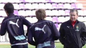 <b>CONCENTRADO. </b>El técnico vasco se volvió a vestir de corto y estuvo centrado en el trabajo del grupo.