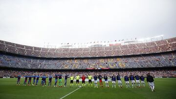 Soccer Football - LaLiga - FC Barcelona v Real Sociedad - Camp Nou, Barcelona, Spain - August 15, 2021 The players line up before the match REUTERS/Albert Gea