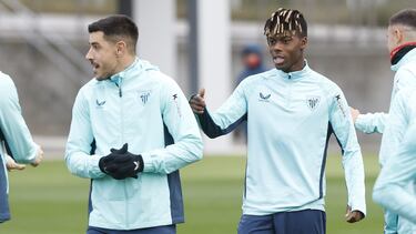 LEZAMA (BIZKAIA), 19/11/2025.- Nico Williams (d) durante el entrenamiento con el que el Athletic ha preparado este miércoles el partido liguero del sábado ante el Barcelona en el Camp Nou. EFE/ Miguel Toña