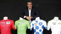 El director de la Vuelta a Espa&ntilde;a Javier Guill&eacute;n posa con los mailllots de la carrera espa&ntilde;ola en una entrevista con AS.