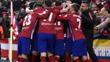 El equipo abraza a Thomas.