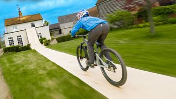 Matt Jones camino a saltar sobre su casa en MTB.