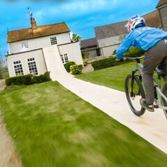 Matt Jones salta en bici sobre su propia casa