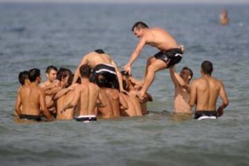 La plantilla sevillista se entrenó esta mañana en la playa Costa Ballena. Los jugadores nervionenses corrieron primero sobre el campo de golf aledaño y luego se pusieron el bañador para jugar al voley-playa. Después llegó la hora de meterse en el mar y realizar varios ejercicios. En medio de muy buen ambiente, hasta intentaron hacer un castillo humano, que no consiguieron completar.