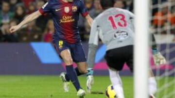 Iniesta se prepara para asistir a Villa en el segundo gol del Barcelona.