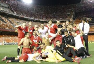 Los jugadores del Sevilla celebran el pase a la final.