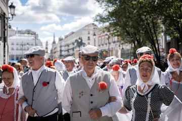 Varias personas durante el pasacalles castizo ¡®Bailando por Madrid¡¯ por las Fiestas de San Isidro.