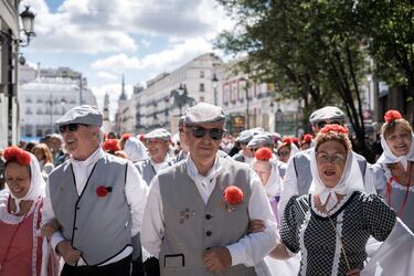 Varias personas durante el pasacalles castizo ‘Bailando por Madrid’ por las Fiestas de San Isidro.