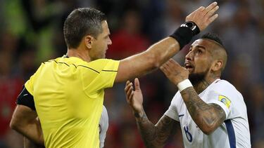 Arturo Vidal reclama por el gol anulado con el VAR ante Camerún.