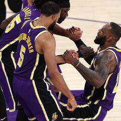 Los Lakers se salvan por los pelos