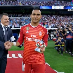 Keylor ofrece su premio a la afición con visible molestia